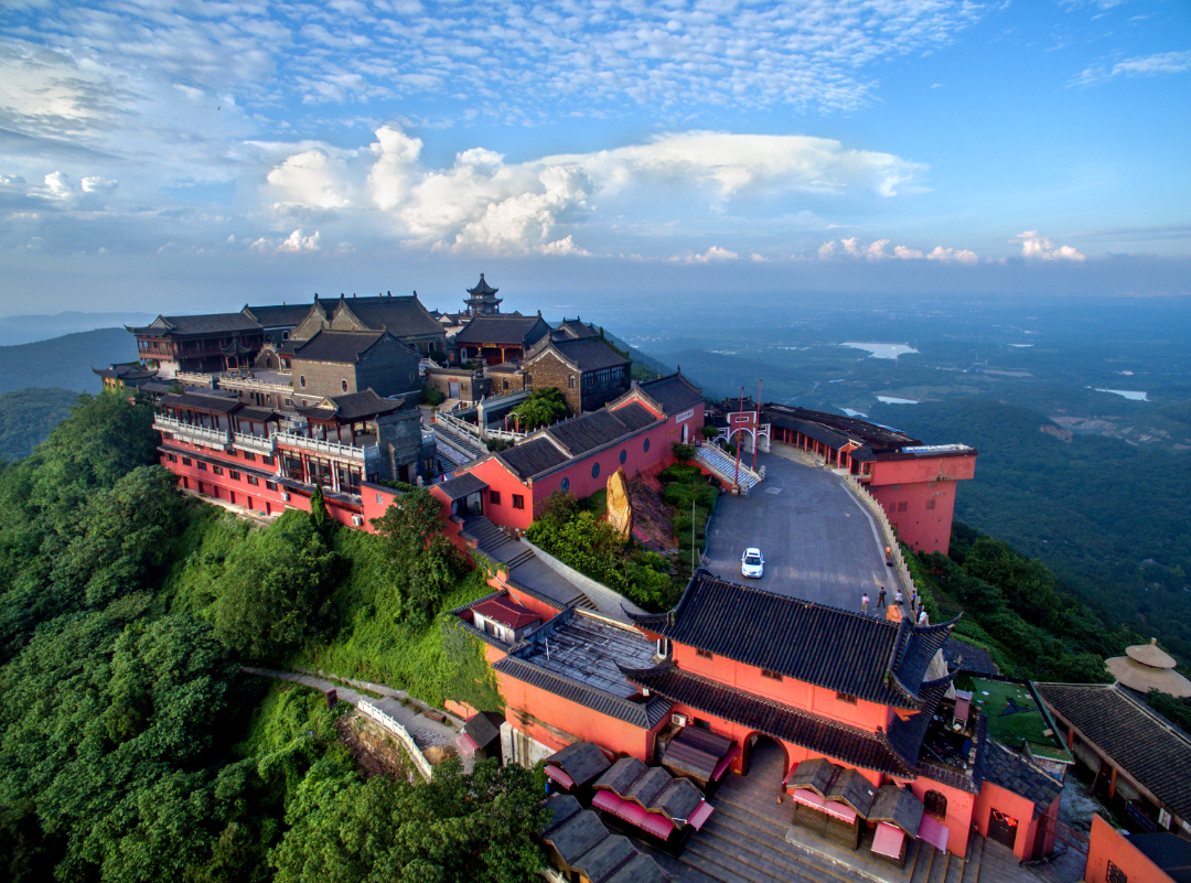 《秀丽茅山顶宫》曹小华13775394995.jpg